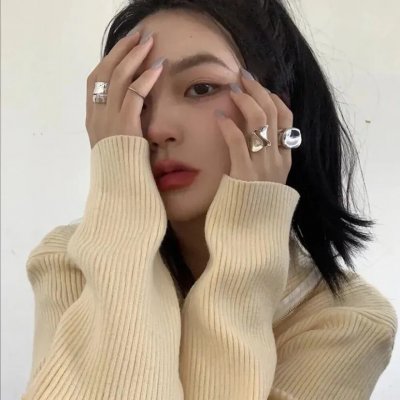 戴脚镣的女孩